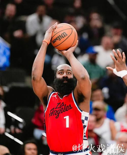 次节4分钟时哈登追身三分得手,完成本场首个运动战进球 次节4分钟时哈登追身三分得手,完成本场首个运动战进球